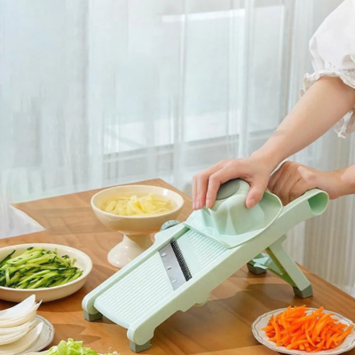 Mandoline-japonaise-verte-avec-protĂšge-doigts