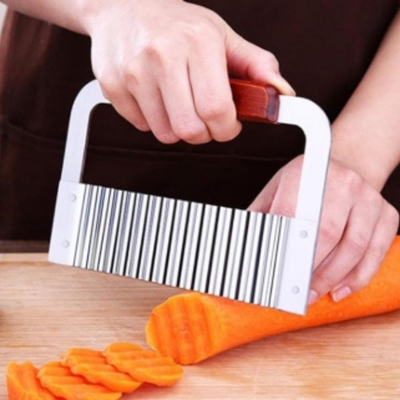 Coupe frite avec une poignée ergonomique en bois