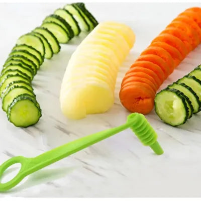 Coupe légumes spirales polyvalent utilisé sur des carottes concombres et pommes de terre