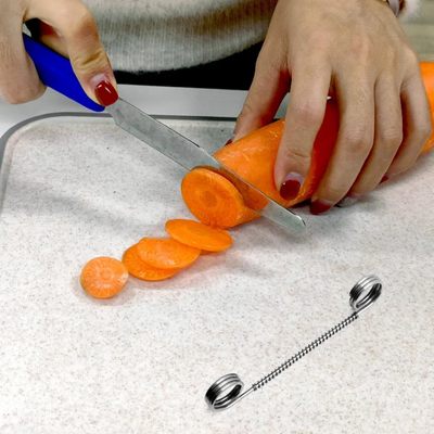 Eplucheur-legumes-avec-couteau