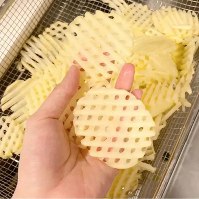 Frites fraîchement coupées avec le coupe-frite, prêtes à être cuites
