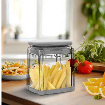 Frites maison uniformes préparées avec le coupe 