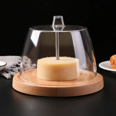 Girolle à fromage avec un cloche de protection transparente 