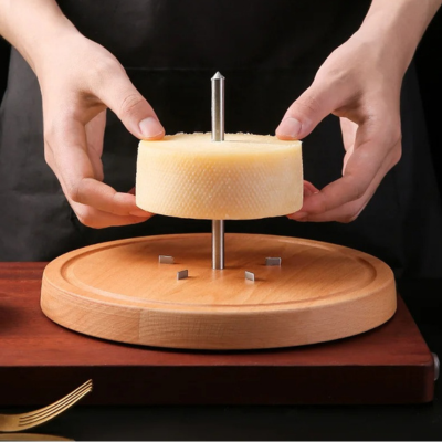 Girolle à fromage avec une base en bois stable