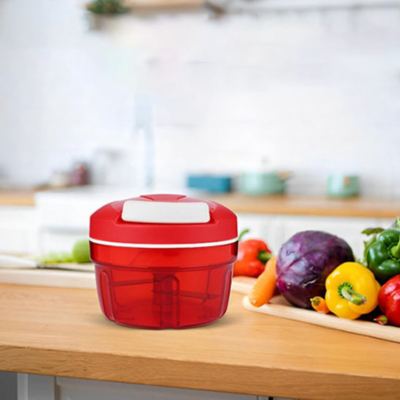 Hachoir manuel sur une surface de bois avec un plateau de legumes