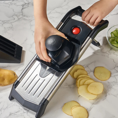 Mandoline japonaise avec des pieds antidérapants