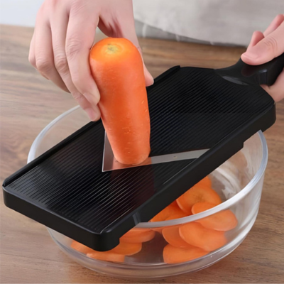 Mandoline-japonaise-coupe-carottes-en-rondelles