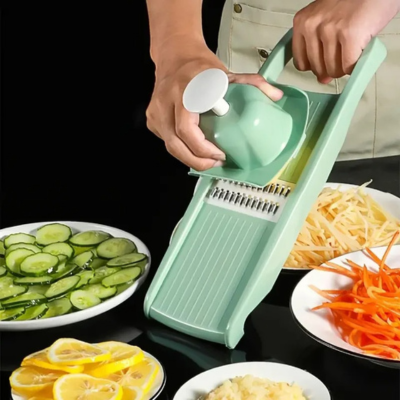Mandoline-japonaise-verte-avec-différents-coupes