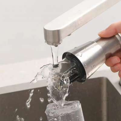 Mini hachoir sous un robinet d'eau pour un nettoyage facile