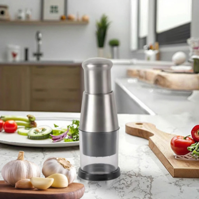 Mini hachoir sur une surface dans une cuisine avec des assiettes de l al et tomates