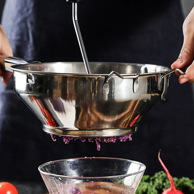 Moulin à légumes et un cuiseur vapeur et une passoire efficace