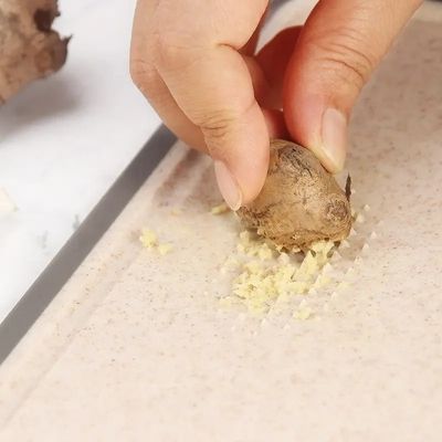 Planche-a-decouper-avec-une-rape