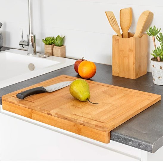 Planche-a-decouper-bois-avec-rainure- récupérant-les-jus-de-coupe