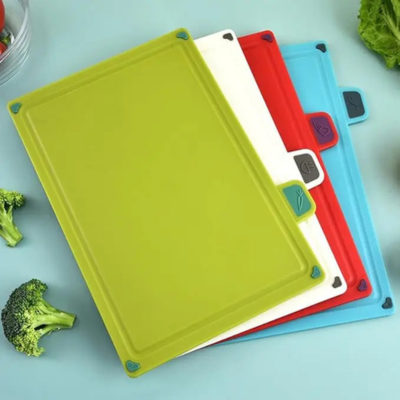 Planche-a-decouper-rouge-vert-blanc-bleu