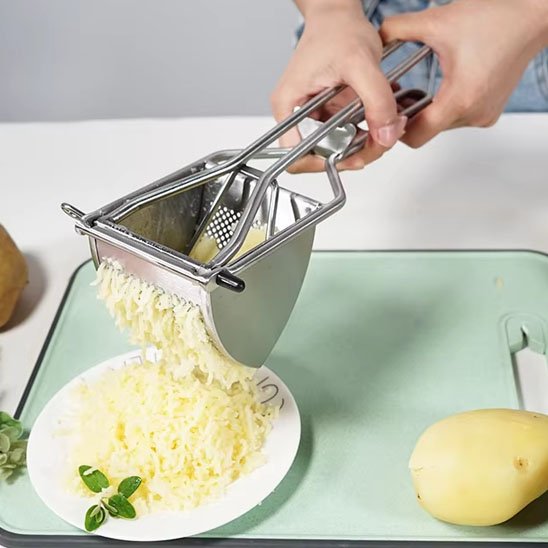 Presse-purée en action créant une purée de pommes de terre onctueuse et sans grumeaux