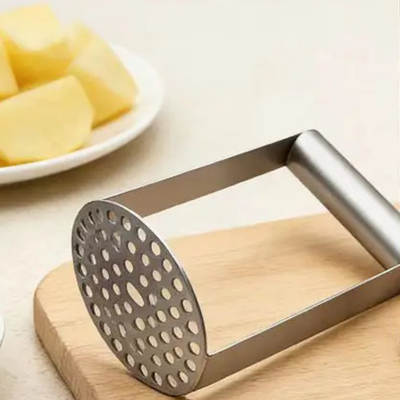 Presse purée manuel en inox avec une grande plaque de pressage perforée