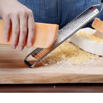 Râpe Parmesan en inox avec une poignée confortable