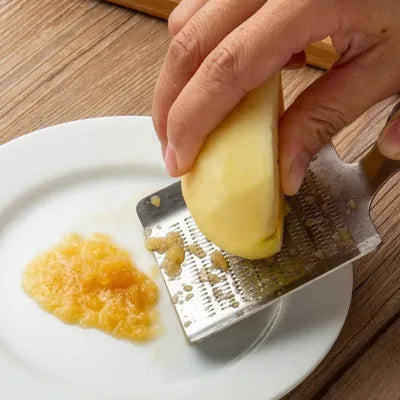 Râpe à ail et gingembre et des pomme
