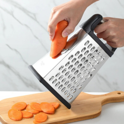 Râpe  à carottes avec une base antidérapante
