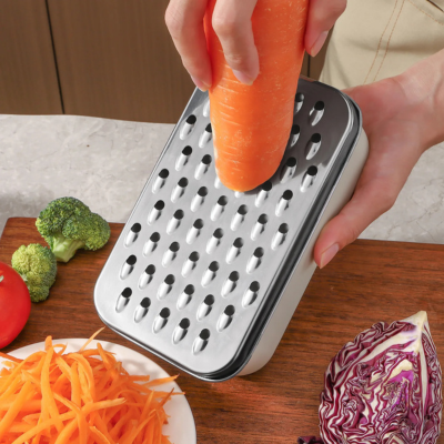 Râpe à fromage avec récipient et couvercle pratique