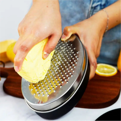 Râpe à fromage avec récipient pour  de tous types de fromages