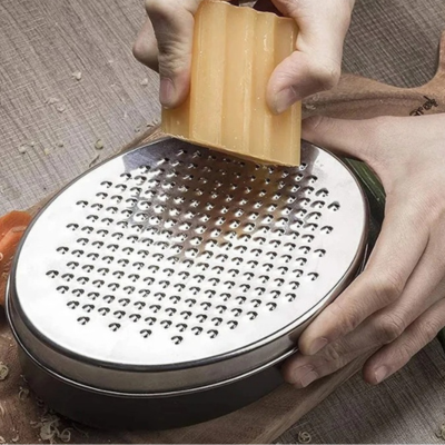 Râpe à fromage avec récipient pratique