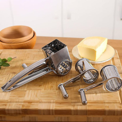 Râpe à fromage avec trois tambours interchangeables