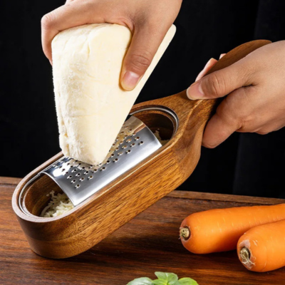 Râpe  à fromage en Bois d'Acacia et acier Inoxydable pratique