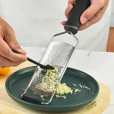 Râpe à fromage manuelle avec une  brosse en nylon incluse