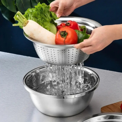 Râpe cuisine avec un passoire pratique