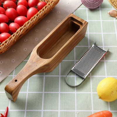 Râpe parmesan avec une poignée ergonomique en bois