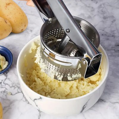Tête perforée anti-grumeaux du presse-purée manuel