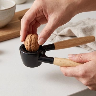 Casse noix  avec un système de récupération intégré