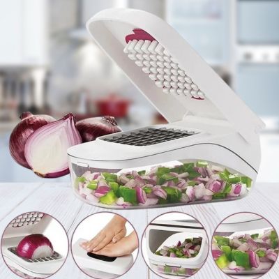 Coupe legume en action hachant des oignons dans une cuisine.

