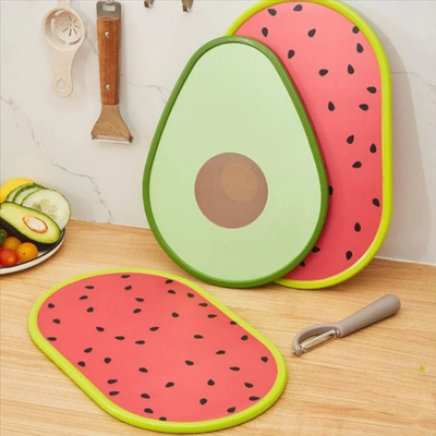 planche-a-decouper-en-forme-de-pasteque-et-avocat-cuisine