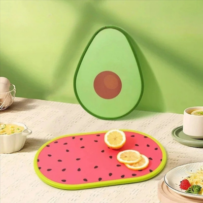 planche-a-decouper-en-forme-de-pasteque-et-avocat