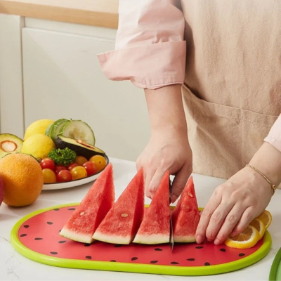 planche-a-decouper-en-forme-de-pasteque-pour-servir-directement