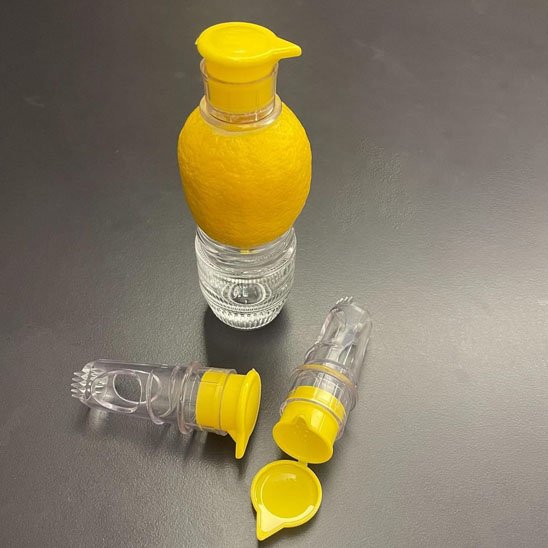 Presse agrume avec un système de pressage intégré